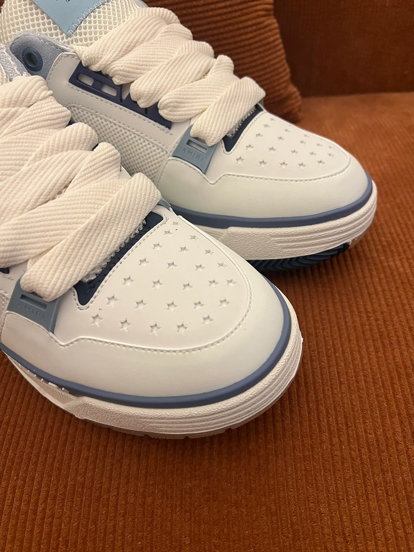 p620💰Men's shoes Amiri Emile's 2023 spring and summer new MA-1 bread shoes, couple models, casual sports shoes, sneakers Amiri gave up the rock punk style in the new season and used a large number of unsaturated colors, Morandi tones, whether you see or wear them, it will make people very happy. The large tongue of the bread shoes continues, shortens the length of the shoe body, thickens the midsole, and the toe part is more rounded. Amiri's brand letters and MA logo appear on the side of the shoe. Fabric: Original customized imported first-layer cowhide + mesh. Lining: Original customized breathable towel lining. Outsole. Foam combination material. Bottom thickness: 4CM. Size: Men's 39-45